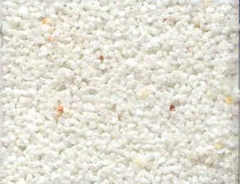 Белоснежный, с небольшими вкраплениями, цветовой узор наружного Байрамикс. Данный цвет относится к крупной фракции зерна декоративной мозаичной штукатурки и очень красиво смотрится на фасаде здания. 